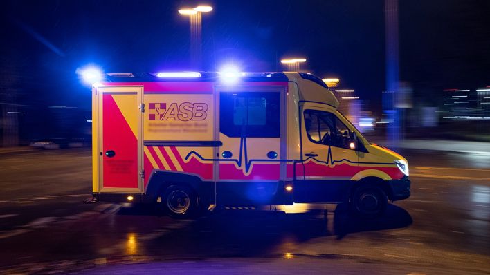 Ein Rettungswagen mit Blaulicht (Quelle: dpa/Friso Gentsch)