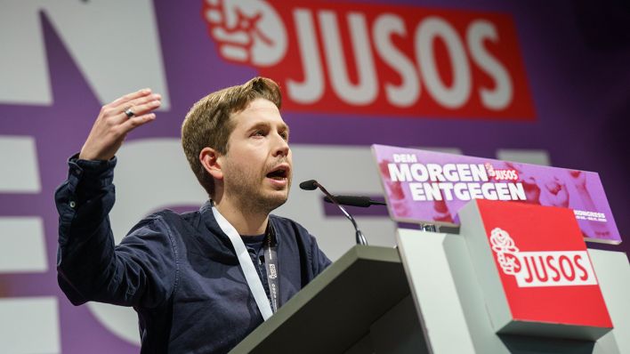 Kevin Kühnert, stellvertretender Bundesvorsitzender der SPD, spricht beim Bundeskongress der Jusos. (Quelle: dpa/Frank Rumpenhorst)