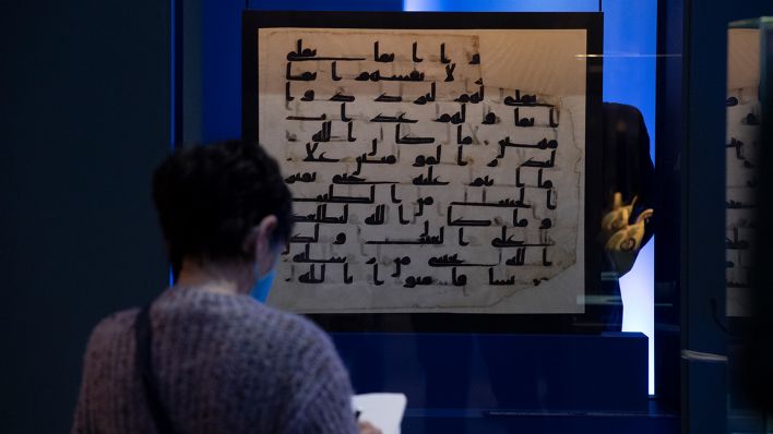 Verschiedene Objekte sind beim Presserundgang zu der Sonderausstellung "Iran. Kunst und Kultur aus fünf Jahrtausenden" in der James-Simon-Galerie zu sehen. (Quelle: dpa/Paul Zinken)