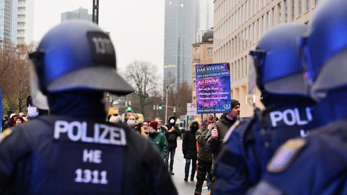 Querdenker Demonstration in Frankfurt am Main am 4.12.2021. Teilgenommen haben etwa 1200 Menschen. (Quelle: dpa/Daniel Kubirski)