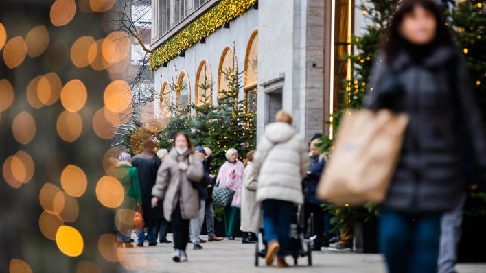 Passanten gehen am Morgen vor dem weihnachtlich dekorierten KaDeWe (Kaufhaus des Westens) entlang. (Quelle: dpa/Christoph Soeder)
