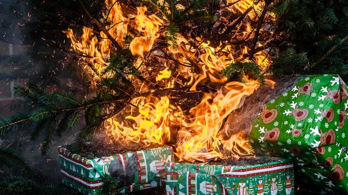 Symbolbild: Ein Weihnachtsbaum brennt. (Quelle: dpa/Markus Scholz)