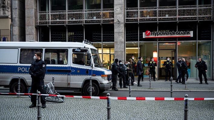 Polizei steht vor der Hypovereinsbank in der Friedrichstraße. (Quelle: dpa/Fabian Sommer)