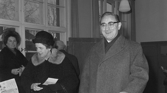 Archivbild: Bürgermeister von Berlin Franz Amrehn gibt am 17.02.1963 für die Wahlen zum Berliner Abgeordnetenhaus seine Stimme ab. (Quelle: dpa/Günter Bratke)