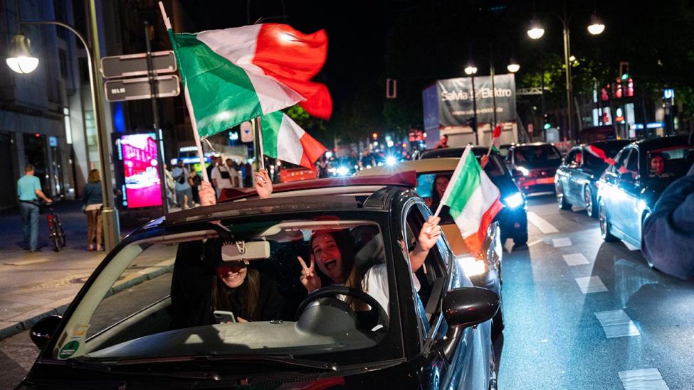 Italienische Fans feiern mit einem Autokorso. (Quelle: dpa/Christophe Gateau)