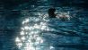 Schwimmer ziehen im Prinzenbad in Kreuzberg ihre Bahnen. (Quelle: dpa/Paul Zinken)