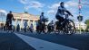 Teilnehmer am weltweiten Radfahrer-Aktionstag "Ride of Silence" starten vor dem Brandenburger Tor. (Quelle: dpa/Paul Zinken)