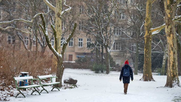 Symbolbild: Eine Spaziergängerin geht im Victoria-Park in Berlin-Kreuzberg durch den Schnee. (Quelle: dpa/B. Jutrczenka)