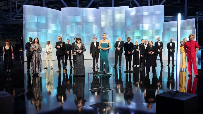 Preisträger, Laudatoren und Moderatorin Annabelle Mandeng (M) stehen auf der Bühne während der 34. Verleihung des Europäischen Filmpreises (Bild: dpa/Christian Mang)