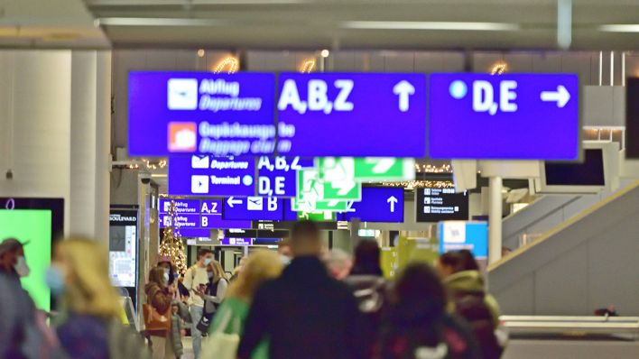 Symbolbild: Passagiere bewegen sich am Flughafen Frankfurt am Main zu ihren Gates. (Quelle: dpa/D. Kubirski)