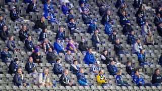 Archiv: Hertha-Fans auf der Tribüne. (Quelle: dpa/A. Gora)