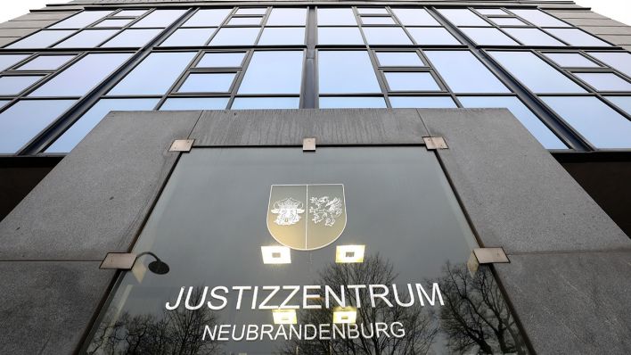 Archivbild: Das Justizzentrum Neubrandenburg, u.a. Sitz des Landgerichts. (Quelle: dpa/B. Wüstneck)