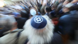 Ein Mann mit einer Kippa nimmt an der Solidaritätskundgebung «Berlin trägt Kippa» der Jüdischen Gemeinde zu Berlin teil. (Quelle: dpa/Michael Kappeler)