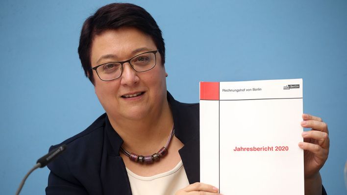 Karin Klingen, Präsidentin des Rechnungshofs, stellt den Jahresbericht des Rechnungshofs von Berlin vor (Bild: dpa/Wolfgang Kumm)