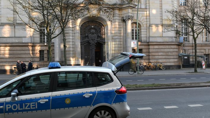 Archivbild: Ein Polizeifahrzeug steht vor dem Landgericht Berlin. (Quelle: dpa/P. Zinken)