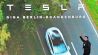 Elon Musk, Tesla-Chef, kommt zum Tag der offenen Tür auf eine Bühne der Tesla Gigafactory. Quelle: dpa/Patrick Pleul