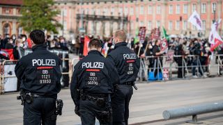 Archivbild: Polizisten sichern den Bereich zwischen Gegegndemo und Demo in Potsdam. (Quelle: dpa/F. Sommer)