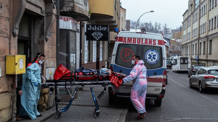 Archivbild: Polnische Rettungssanitäter transportieren eine ungeimpfte Covid-Patientin mit einem Krankenwagen ins Krankenhaus. (Quelle: dpa/O. Marques)
