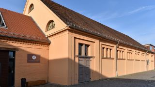 Archivbild: Außenaufnahme - historische Schinkelhalle in Potsdam. (Quelle: dpa/R. Hirschberger)