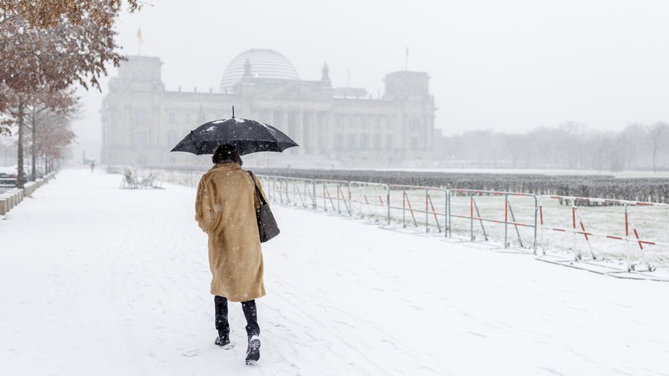 Eine Person zeichnet sich ab vor dem Bundestag im Schneetreiben in Berlin, 09.12.2021. (Quelle: Photothek/Florian Gaertner)