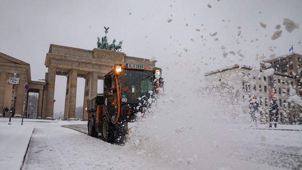 Ein Räumfahrzeug räumt den Schnee vor dem Brandenburger Tor. (Quelle: dpa/Christoph Soeder)