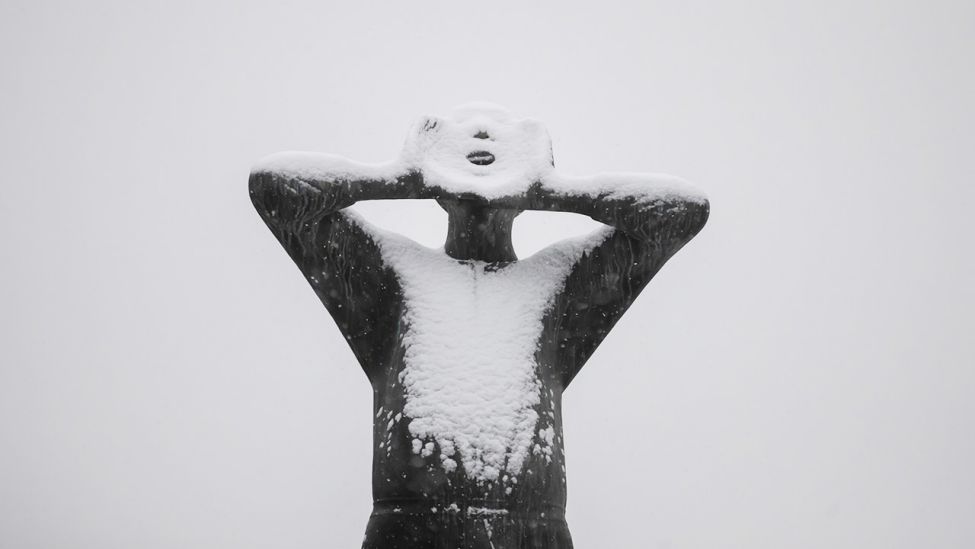 Schnee liegt auf der Skulptur «Der Rufer» von Gerhard Marcks nahe des Brandenburger Tors (Quelle: dpa/Christoph Soeder)
