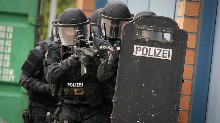 Symbolbild: Beamte des Spezialeinsatzkommandos (SEK). (Quelle: dpa/B. Erichsen)