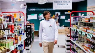 Archivbild: Raphael Fellmer, Gründer und Geschäftsführer von "SirPlus", läuft durch eine Filiale des Supermarktes "SirPlus" für abgelaufene und übriggebliebene Lebensmittel in Berlin-Steglitz. (Quelle: dpa/C. Soeder)