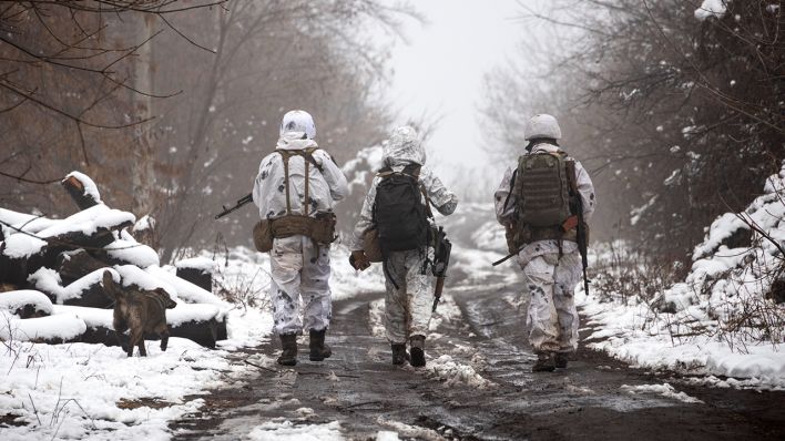 Ukrainische Soldaten gehen an der Trennlinie zu den prorussischen Rebellen (Bild: dpa/AP/Andriy Dubchak)