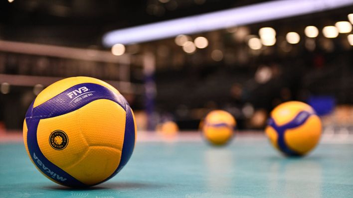 Symbolbild: Volleybälle in einer Turnhalle liegen am Boden. (Quelle: imago images/A. Hannig)