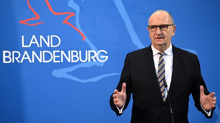 Archivbild: Dietmar Woidke (SPD), Ministerpräsident von Brandenburg, spricht während einer Pressekonferenz. (Quelle: dpa/S. Stache)
