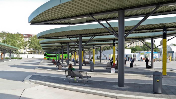 Der neue Haltestellenbereich am Zentralen Omnibus Bahnhof nach dem Umbau am 13.09.2021. (Quelle: imago images/Reiner Zensen).