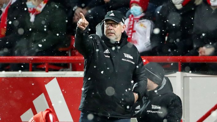 Unions Trainer Urs Fischer gestikuliert, es schneit. Bild: imago-images/Contrast