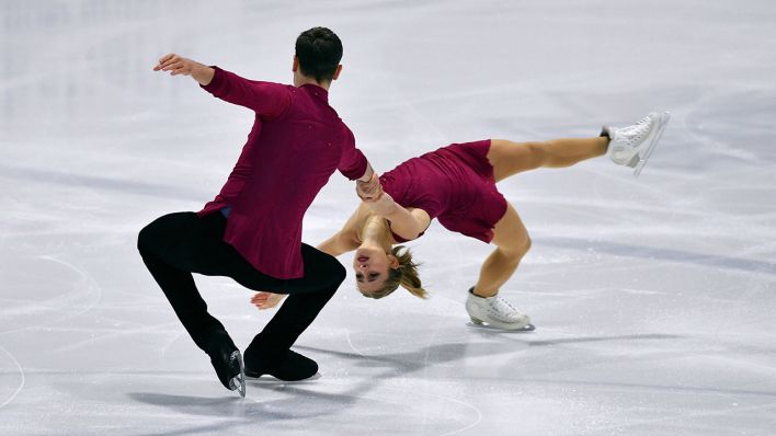 Das Berliner Eiskunstlauf-Paar Minerva Hase und Nolan Seegert bei der deutschen Meisterschaft in Neuss (imago / Uwe Kraft)