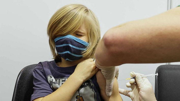 Ein Kind wird geimpft (Bild: imago images / photonews.at)
