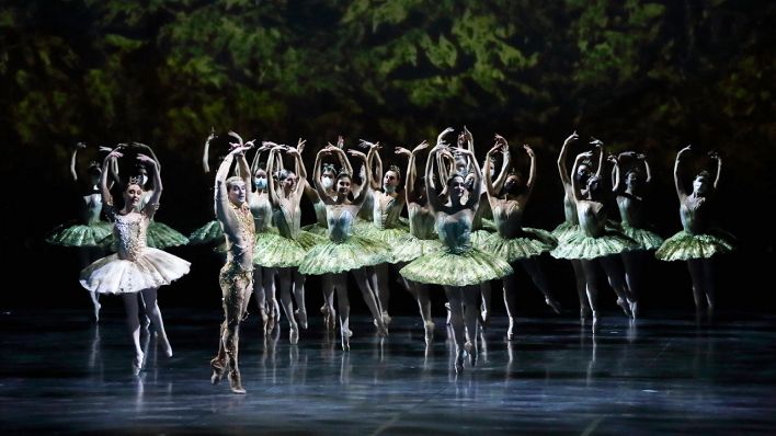 Tänzerinnen und Tänzer des Berliner Staatsballetts während einer Fotoprobe in der Deutschen Oper (Bild: imago images/Martin Müller(