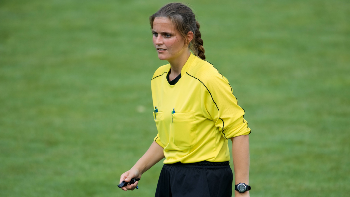 Maja Wallstein im Einsatz als Schiedsrichterin. Quelle: imago images/Camera 4