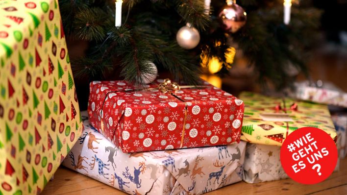 Geschenke liegen unter einem geschmückten Weihnachtsbaum (Bild: imago images/MiS)
