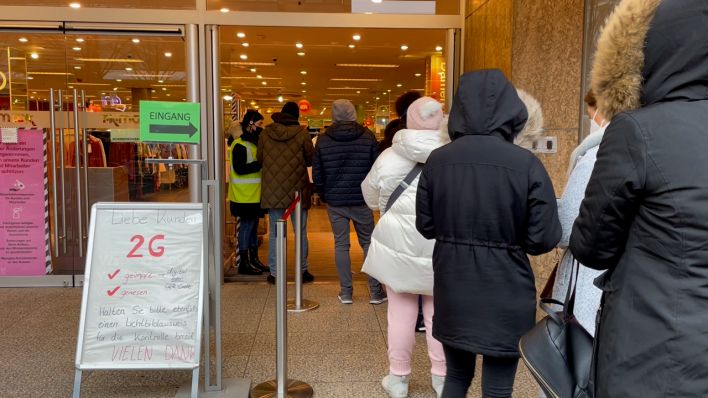 Menschen stehen vor einem Geschäft in Berlin-Charlottenburg an und werden aufgrund der 2G-Regel kontrolliert. (Bild: rbb/J.Barke)
