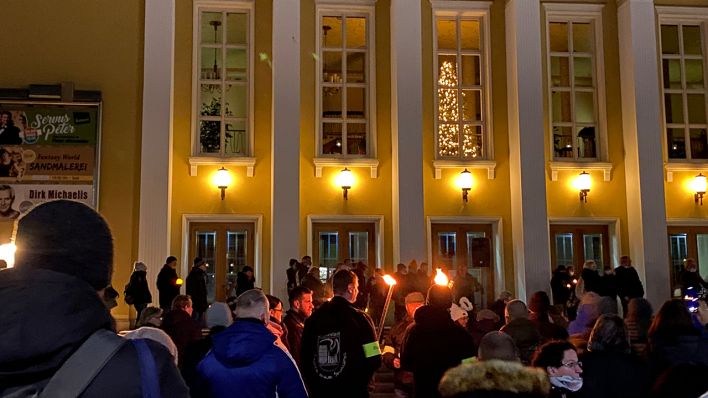 Teilnehmer einer Demo gegen die Corona-Maßnahmen am 20.12.21 in Eisenhüttenstadt, etwa 700 Menschen nahmen an dem sogenannten "Montagsspaziergang" teil (Quelle: rbb / Sabine Tzitschke).