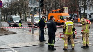 Die Berliner Feuerwehr ist nach einem Wasserrohrbruch am 29.12.2021 in der Greifswalder Straße in Berlin. (Quelle: rbb|24/Oliver Noffke)