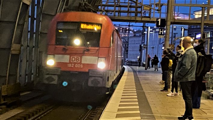 Der RE1 fährt gerade in den Bahnhof Alexanderplatz ein und setzt seine Fahrt nach Frankfurt (Oder) fort. (QUelle: Georg-Stefan Russew/rbb)