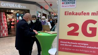 2G-Kontrollen mit Baendchen im Rathauscenter in Berlin-Pankow. (Quelle: rbb/Mara Nolte)