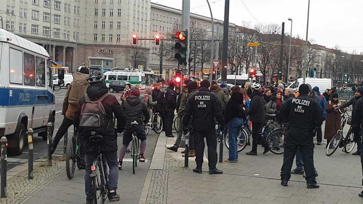 Kleinere Gruppen demonstrieren gegen die Corona-Maßnahmen am 04.12.2021 in der Berliner Innenstadt verteilt. (Quelle: rbb/Philipp Höppner)
