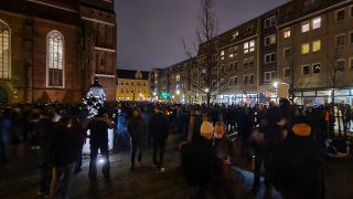 Teilnehmer einer Demonstration gegen die Corona-Beschränkungen haben sich in der Cottbuser Innenstadt versammelt. (Quelle: rbb/Sebastian Schiller)