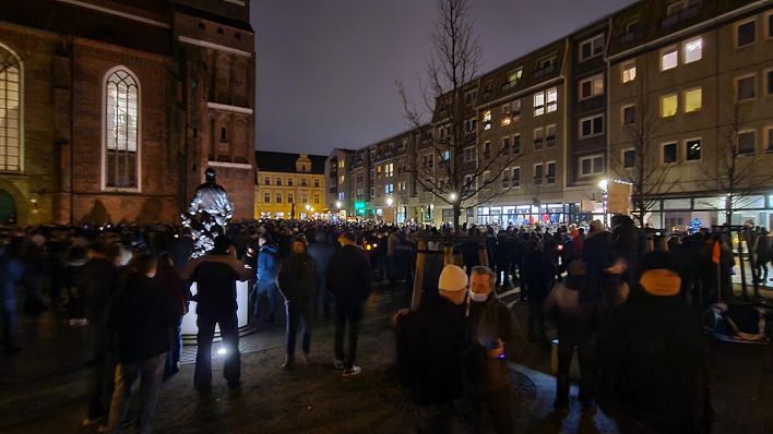 Teilnehmer einer Demonstration gegen die Corona-Beschränkungen haben sich in der Cottbuser Innenstadt versammelt. (Quelle: rbb/Sebastian Schiller)