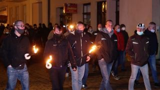 Protest gegen die Coronaregeln von etwa 300 Menschen am 15.12.2021 im brandenburgischen Wittstock, aufgerufen von der rechtsextremen Splitterpartei "Der dritte Weg". (Quelle: rbb)