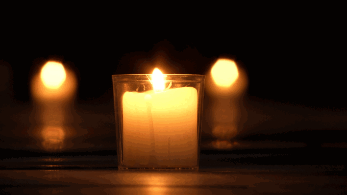 Eine Kerze erinnert an die Verstorbenen des Jahres 2021 (Bild: rbb).