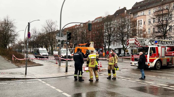 Archivbild: Feuerwehreinsatz auf der Greifswalder Straße nach einem Wasserrohrbruch. (Quelle: rbb/O. Noffke)