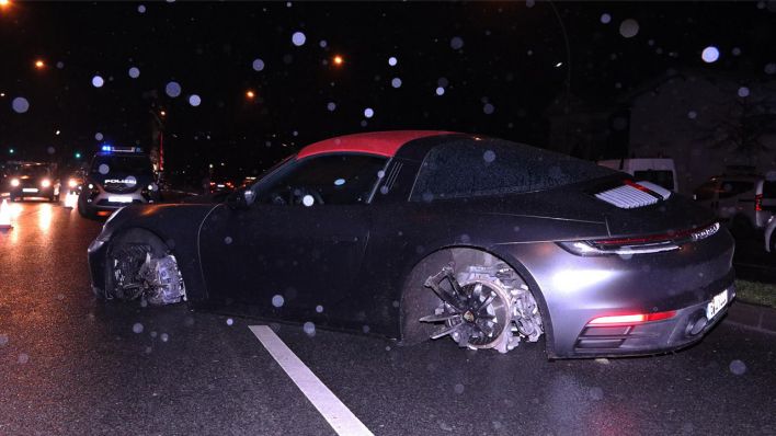 Der Fahrer eines Porsches verlor auf dem Kreuzberger Mehringdamm in der Nacht vom 23.0.2022 die Kontrolle über seinen Wagen und zwei Felgen. (Quelle: Morris Pudwell)